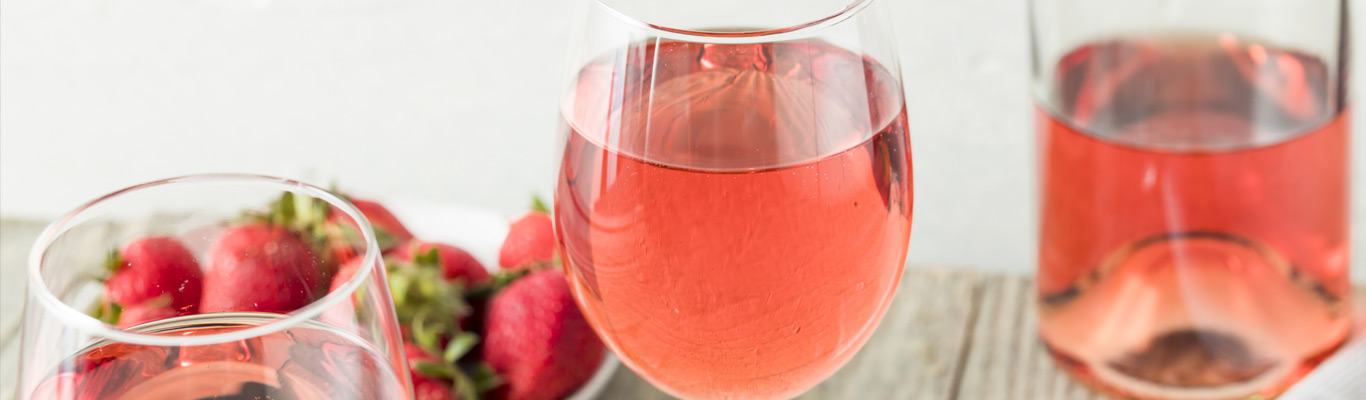 Rosé Wein und Erdbeeren