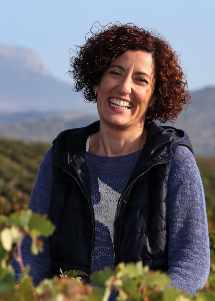 Winzerin im Weinberg, glücklich über ihren Wein