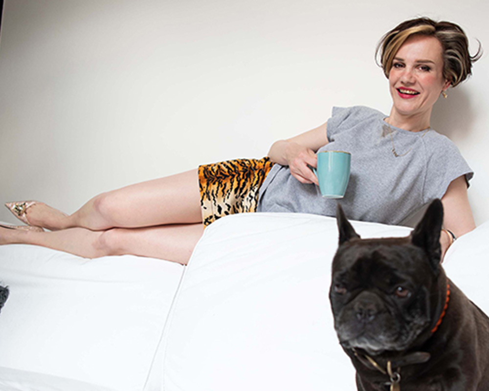 Entspannte Frau mit Hund und Wein-Genuss