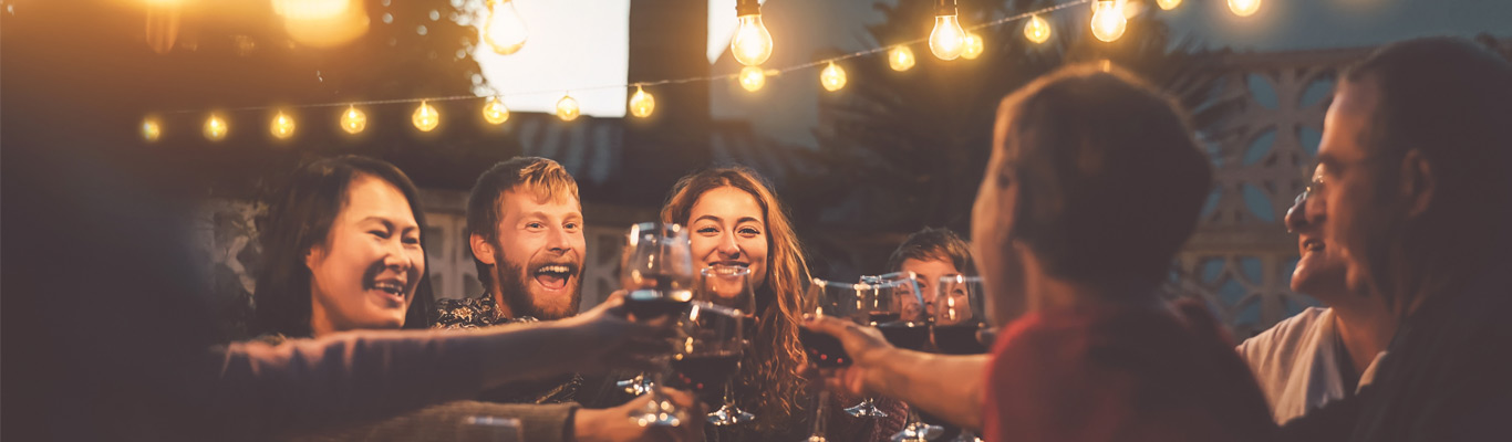 Weinfest Osterstraße Fröhliche Menschen stoßen mit Weingläsern an