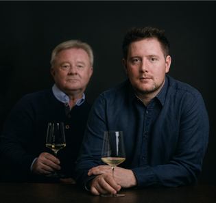 Winzer-Familie mit Wein Gläsern, Wein Online-Shop