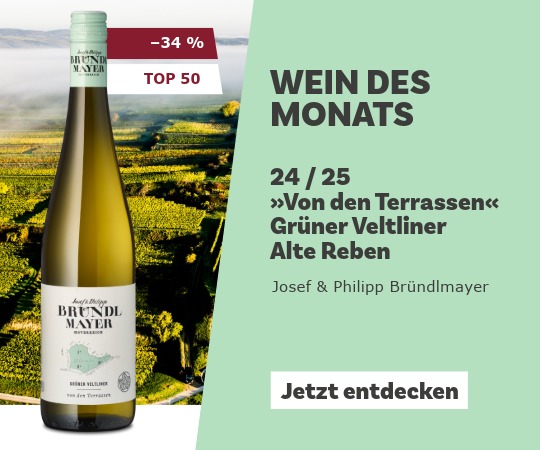 Weißweinflasche mit mit grünem Hintergrund und Weinbergen