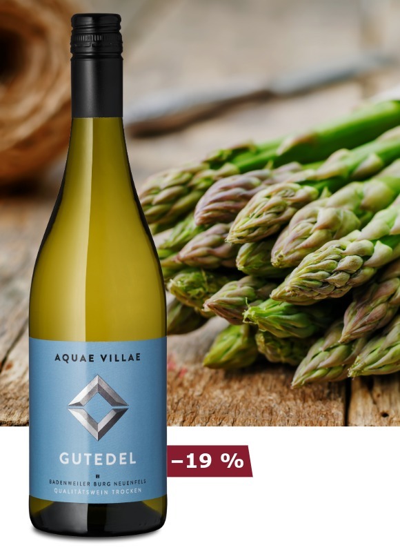 Weinflasche vor Spargelhintergrund