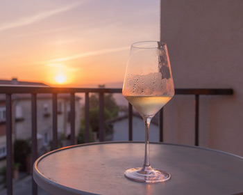 Sonnenuntergang mit Weinglas