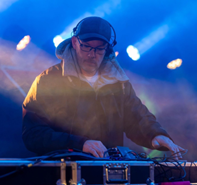 DJ spielt Musik auf einer Weinprobe