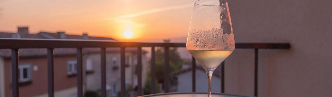 Sonnenuntergang mit Weinglas