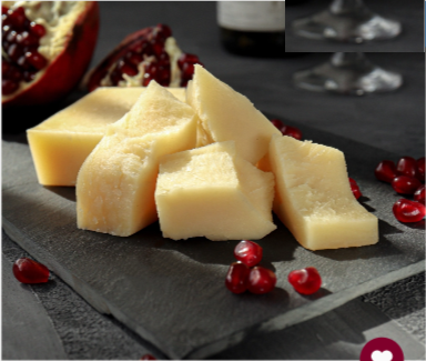Parmesan-Käse mit Granatapfel, ideal zum Wein