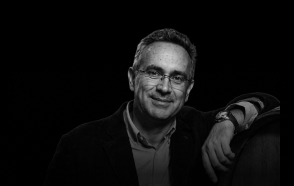 Meet your Winemaker casas Bild vom Winzer in schwarz-weiss