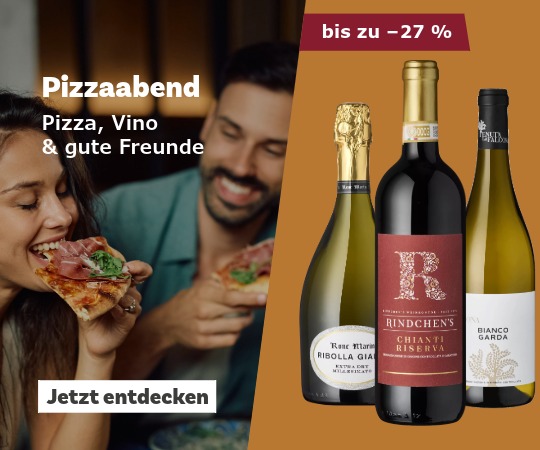 2 Personen die Pizza essen und 3 Weine