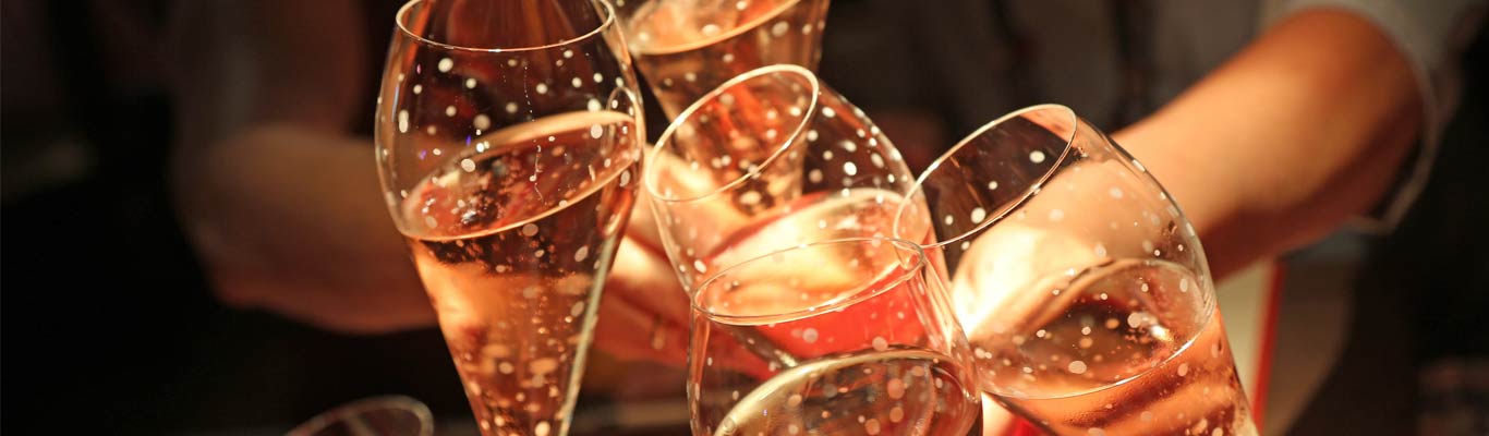 Restaurant La Fée: Silvester-Menü 2022 Sektgläser beim Anstoßen auf festliche Anlässe