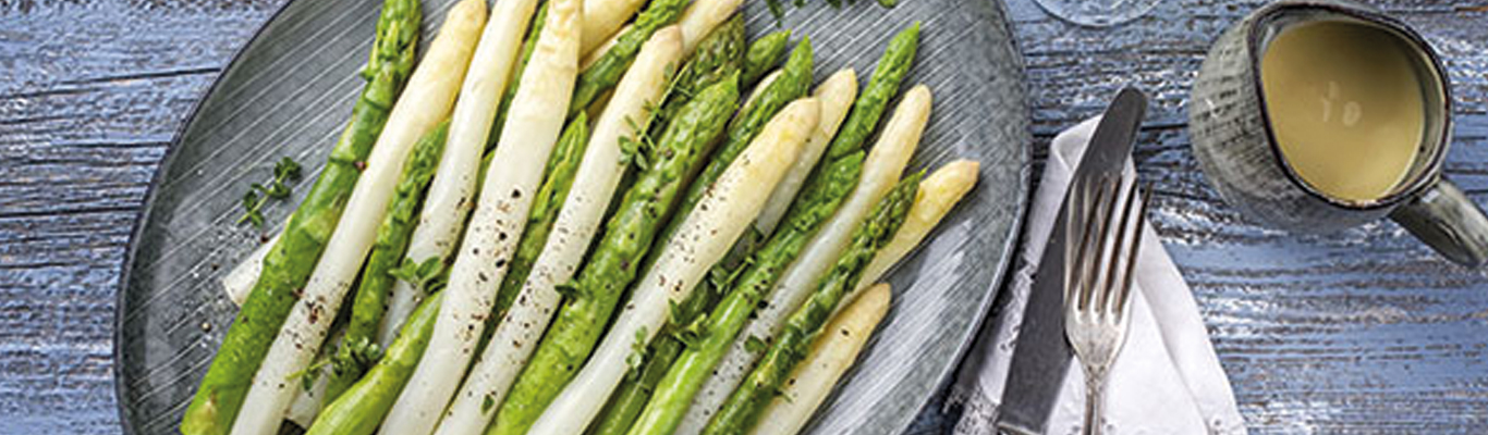 Spargelgericht mit Weinbegleitung, saisonal und lecker.