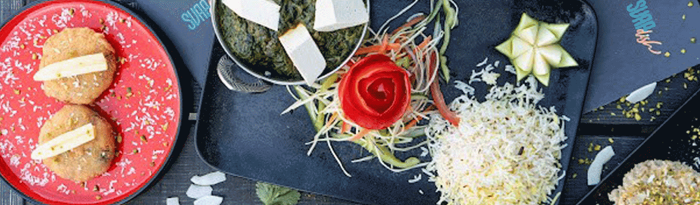Restaurant SVAAdish Indisches Essen auf dekorativen Tellern angerichtet
