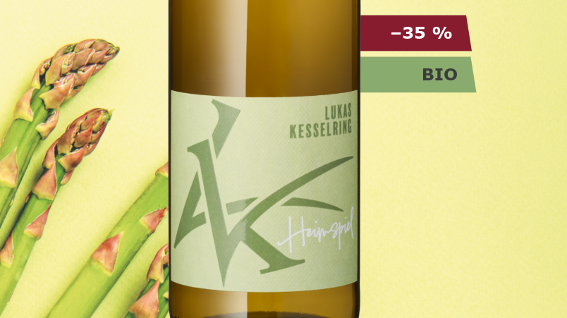 Weinflasche mit grünem Hintergrund und Spargel