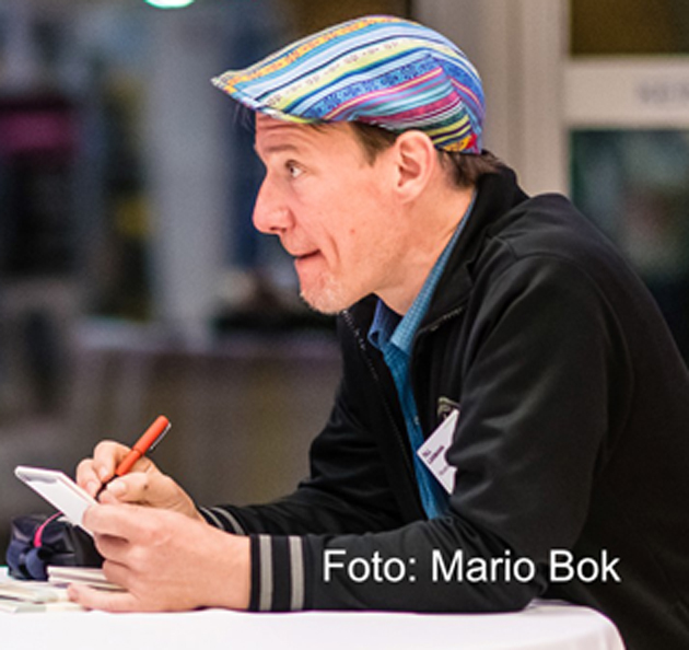 Wein-Experte mit Hut während einer Weinprobe