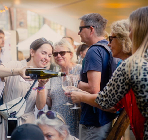 Weinprobe auf dem Weinfest: Weißwein einschenken