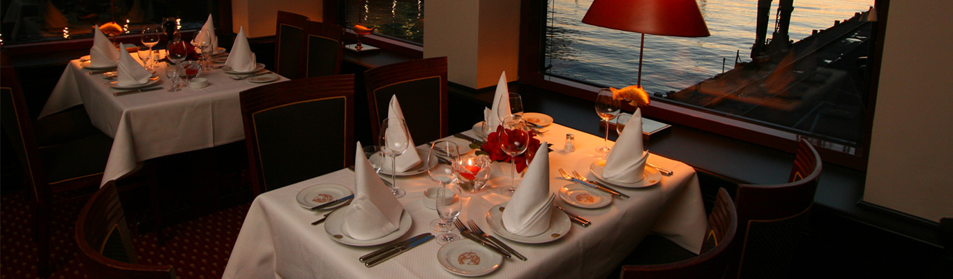 Fischereihafen Restaurant: Hummerfestival 2023 Romantisches Dinner am See, Wein perfekt serviert