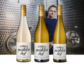 Bild von dem Winzer und den passenden Weinen