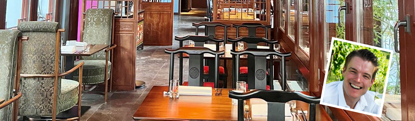 Abgesagt: Exklusiver Winzerabend mit Moderation von Roman Pfaffl Restaurant-Atmosphäre mit Weinprobe, lächelnder Mann