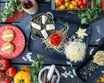 Indisches Gericht: Paneer-Spinat mit Reis und Gemüse