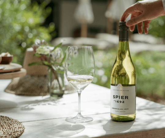 Terassentisch mit Weinglas und Spier  Signature Wein