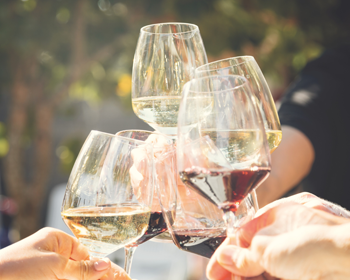 Weingläser die anstoßen