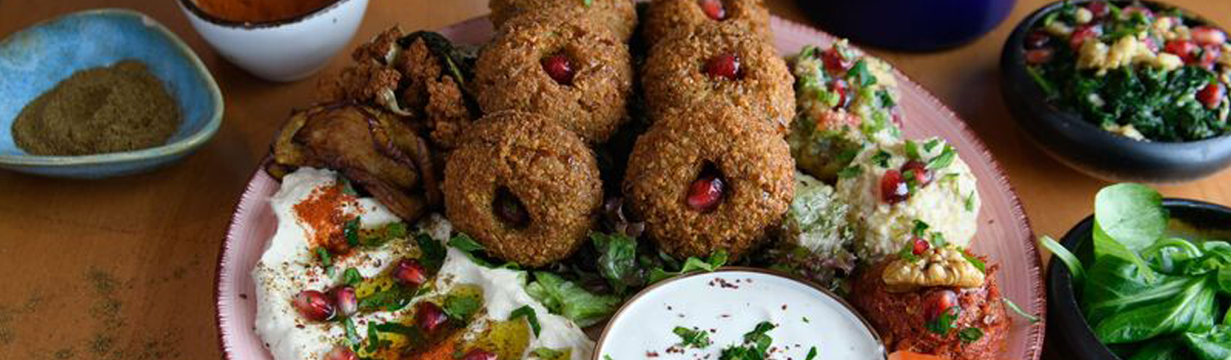 Teller mit Falafel und mediterranen Mezze Gerichten
