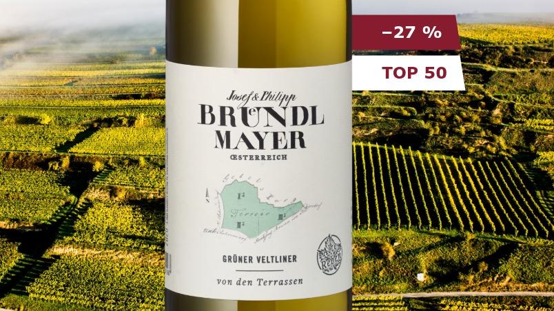 Weinflasche mit Bergen als Hintergrund