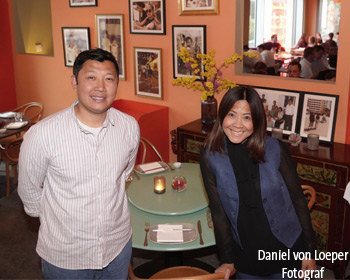 Verlängert: Ess-Klasse Weinliebhaber-Paar im Restaurant, bereit für den Genuss