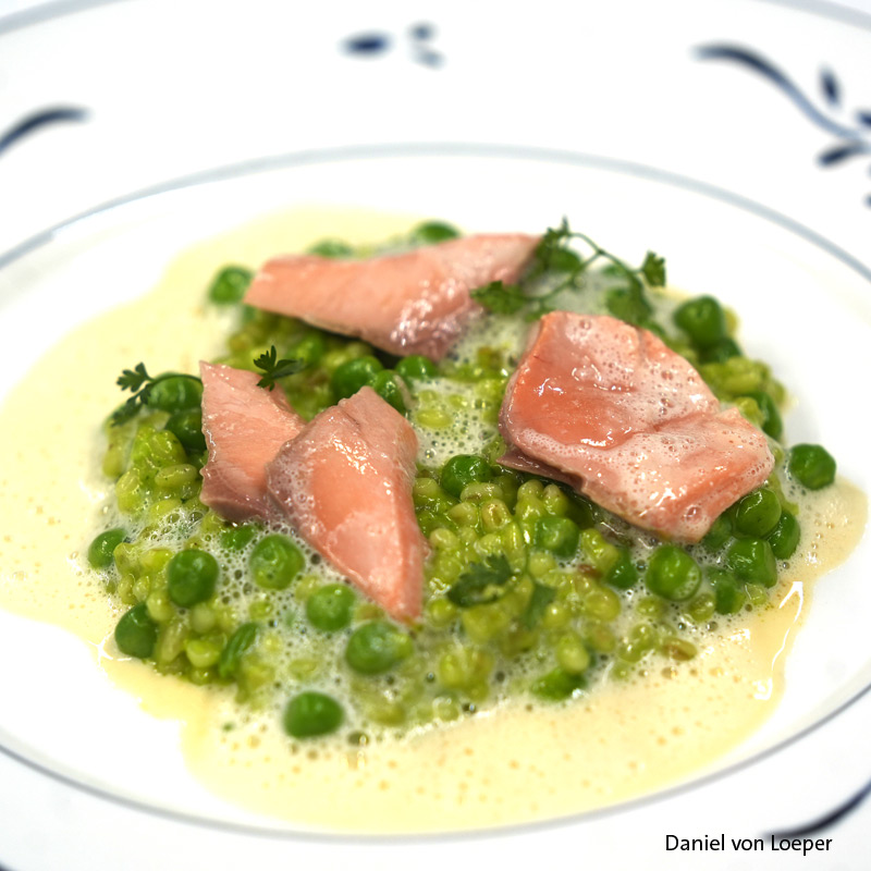 Lachs Soße und Erbsen