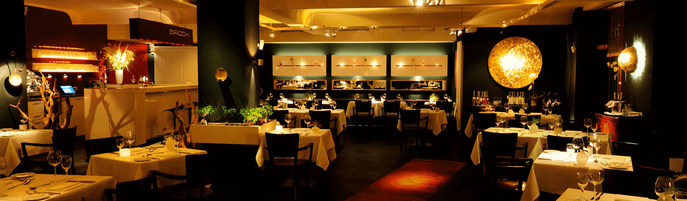 Restaurant Brook: Jahresauftaktmenü im Brook Restaurant mit Weinen, Gläsern und Tischdekoration