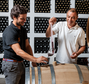 Weinprobe im Weinkeller mit zwei Männern