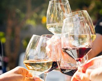Wein-Gläser Stoßen, Rot- und Weißwein, Anstoßen, Prost