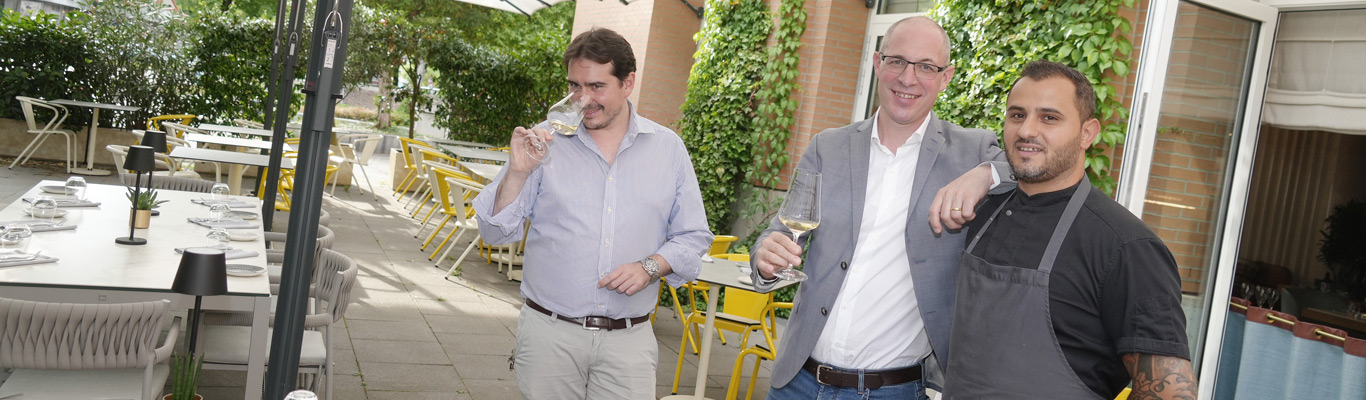 Verlängert: Ess-Klasse Weinexperten präsentieren Weine im Restaurant im Freien