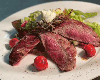 Gebratenes Steak mit Salat und Tomaten, Weinempfehlung