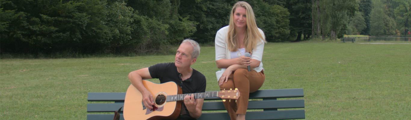 Indian Summer im Kontor München Fürstenrieder Straße Weingesellschaft mit Gitarre und Mikrofon im Park