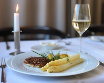 Spargel und Fisch auf einem Teller