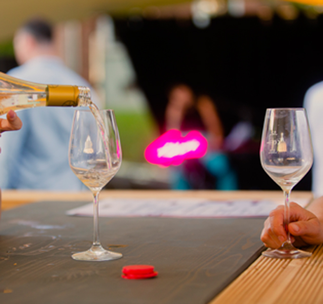 Wein wird ins Glas eingeschenkt, Weingenuss im Freien