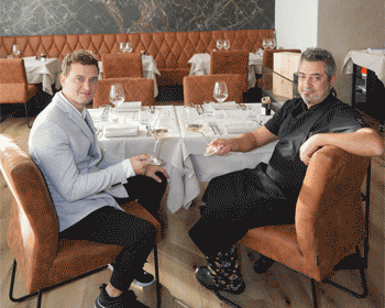 Zwei Männer im Restaurant, Weine probieren