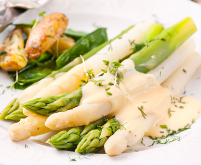 Spargelgericht mit Sauce, passend zu Weinempfehlung