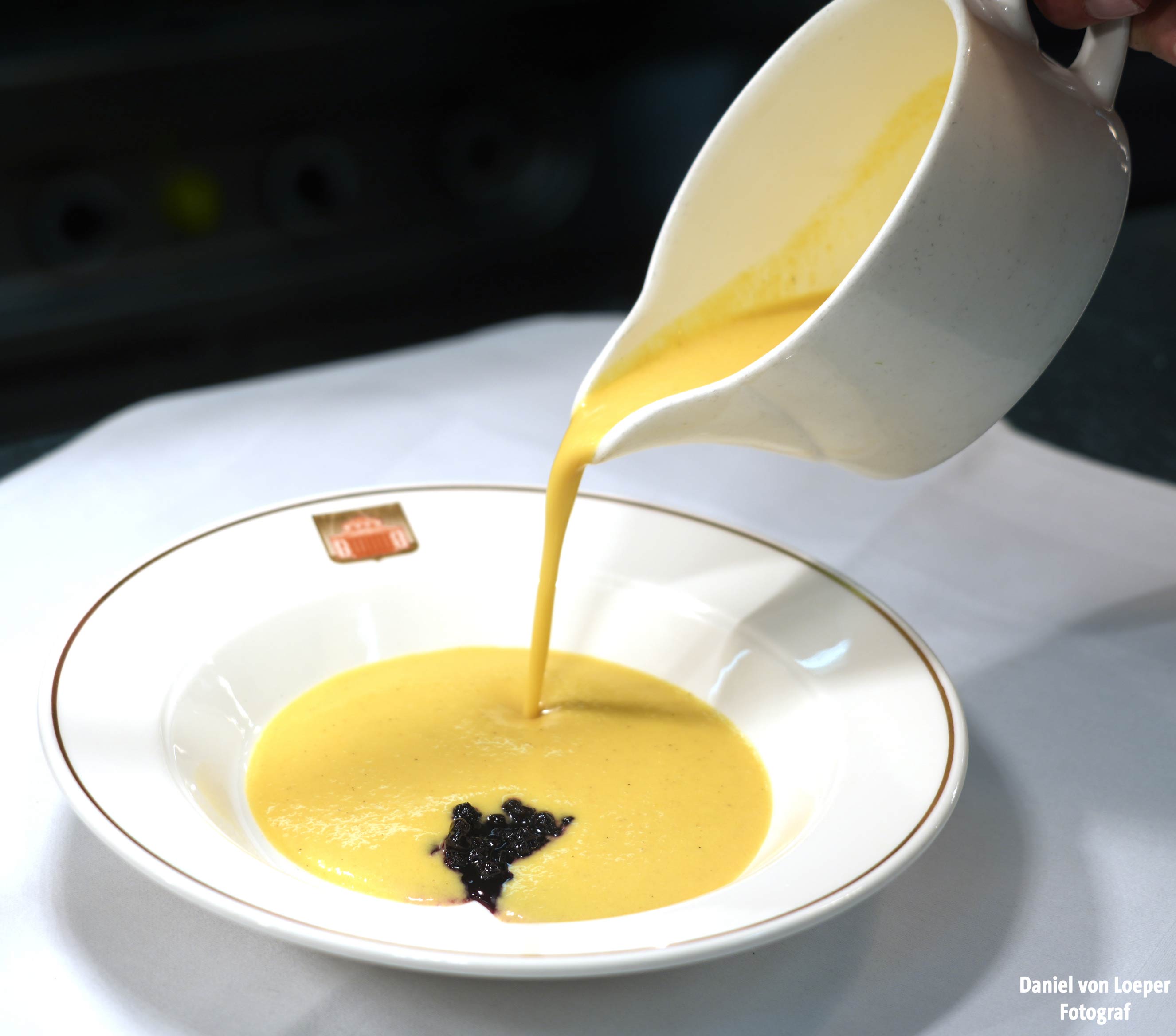 Gelbe Suppe in der Schale, Feinschmeckergericht servieren