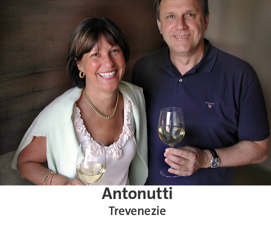 Antonutti Weine, Winzer-Paar mit Weißwein-Gläsern