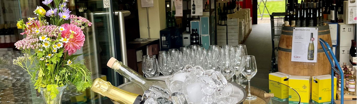 Kommt auf die Terrasse! Prickler & Bubbles Weinpräsentation im Shop mit Blumen, Gläsern und Eis