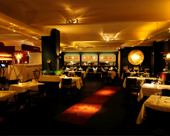 Elegantes Restaurant mit Weinregalen im Hintergrund