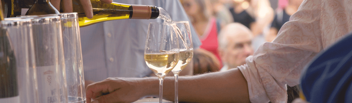 Winzerfrühling Weißwein wird in Gläser eingeschenkt, Genuss pur