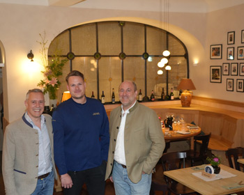 Drei Personen im Restaurant