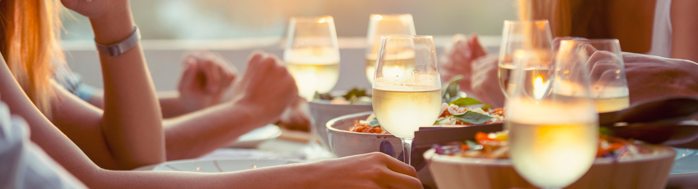 Weingläser, Abendessen, Lifestyle, passender Wein für Speisen Weingläser, Abendessen, Lifestyle, passender Wein für Speisen