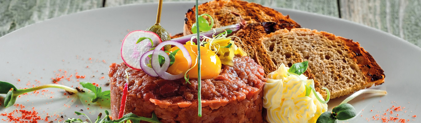 Restaurant Fürst Bismarck Mühle: Winzerbattle - Nahe vs. Rheinhessen Tatar mit Zwiebeln, Eigelb und Toastbrot