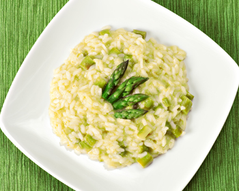 Spargel-Risotto auf einem weißen Teller