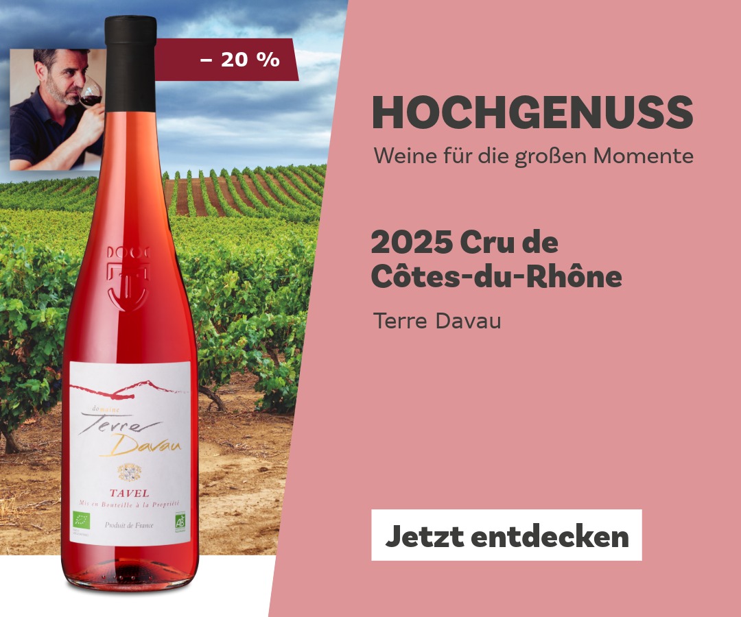 Weinflasche mit Winzer und Naturhintergrund