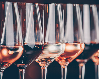 Weinproben in verschiedenen Weingläsern